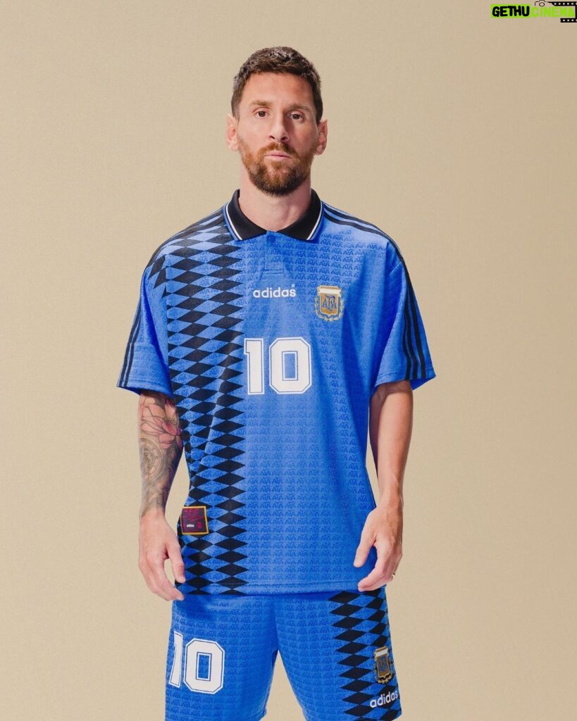 Lionel Messi Instagram - timeless, classic, original 💙🤍​ ​the adidas x @AFASeleccion Originals Football Collection. coming soon ⏳​ ​ atemporal, clásico, original 💙🤍​ la colección adidas x @AFASeleccion Originals Football. próximamente ⏳