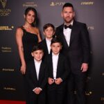 Lionel Messi Instagram - Solo tengo palabras de agradecimiento para toda la gente de todo el mundo que tanto me apoyó durante mi carrera y a quienes quiero dedicar de manera especial este premio, junto con mi familia que siempre estuvo a mi lado. Este es un Balón de Oro que también quiero compartir con mis compañeros de @afaseleccion, cuerpo técnico, los empleados… Porque sin el Mundial que logramos juntos hubiera sido imposible ganarlo. Felicitaciones a todos los premiados y muchas gracias! Théâtre Châtelet