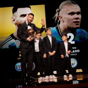 Lionel Messi Instagram - Solo tengo palabras de agradecimiento para toda la gente de todo el mundo que tanto me apoyó durante mi carrera y a quienes quiero dedicar de manera especial este premio, junto con mi familia que siempre estuvo a mi lado.

Este es un Balón de Oro que también quiero compartir con mis compañeros de @afaseleccion, cuerpo técnico, los empleados… Porque sin el Mundial que logramos juntos hubiera sido imposible ganarlo. 

Felicitaciones a todos los premiados y muchas gracias!