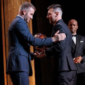 Lionel Messi Instagram - Solo tengo palabras de agradecimiento para toda la gente de todo el mundo que tanto me apoyó durante mi carrera y a quienes quiero dedicar de manera especial este premio, junto con mi familia que siempre estuvo a mi lado.

Este es un Balón de Oro que también quiero compartir con mis compañeros de @afaseleccion, cuerpo técnico, los empleados… Porque sin el Mundial que logramos juntos hubiera sido imposible ganarlo. 

Felicitaciones a todos los premiados y muchas gracias!