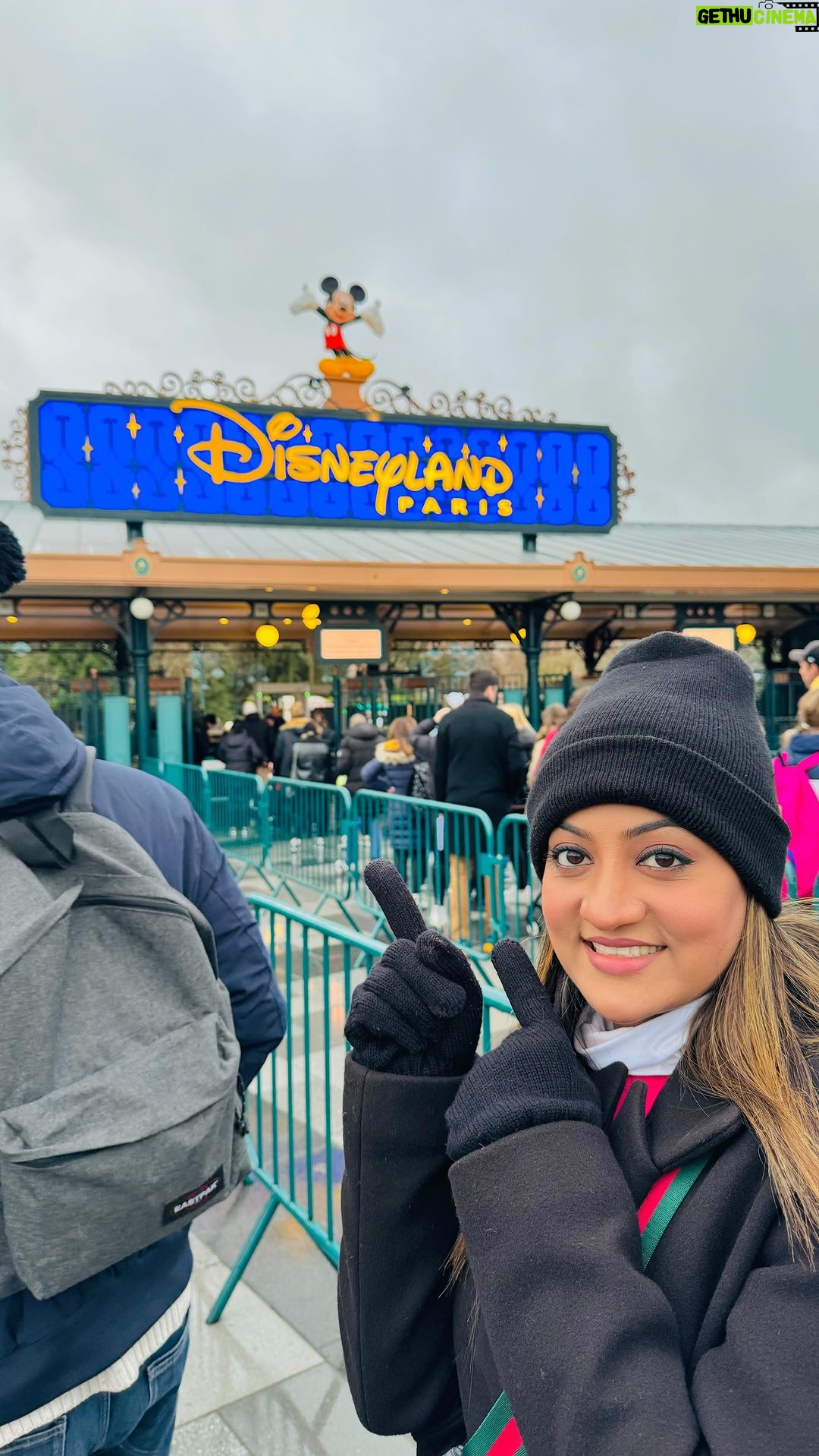 Lipsa Mishra Instagram - #disneyland #disneylandparis #couplegoals #traveldairies #eurotrip #paris #hakunamatata #lipsamishra #lipsamishraactor Disneyland Paris