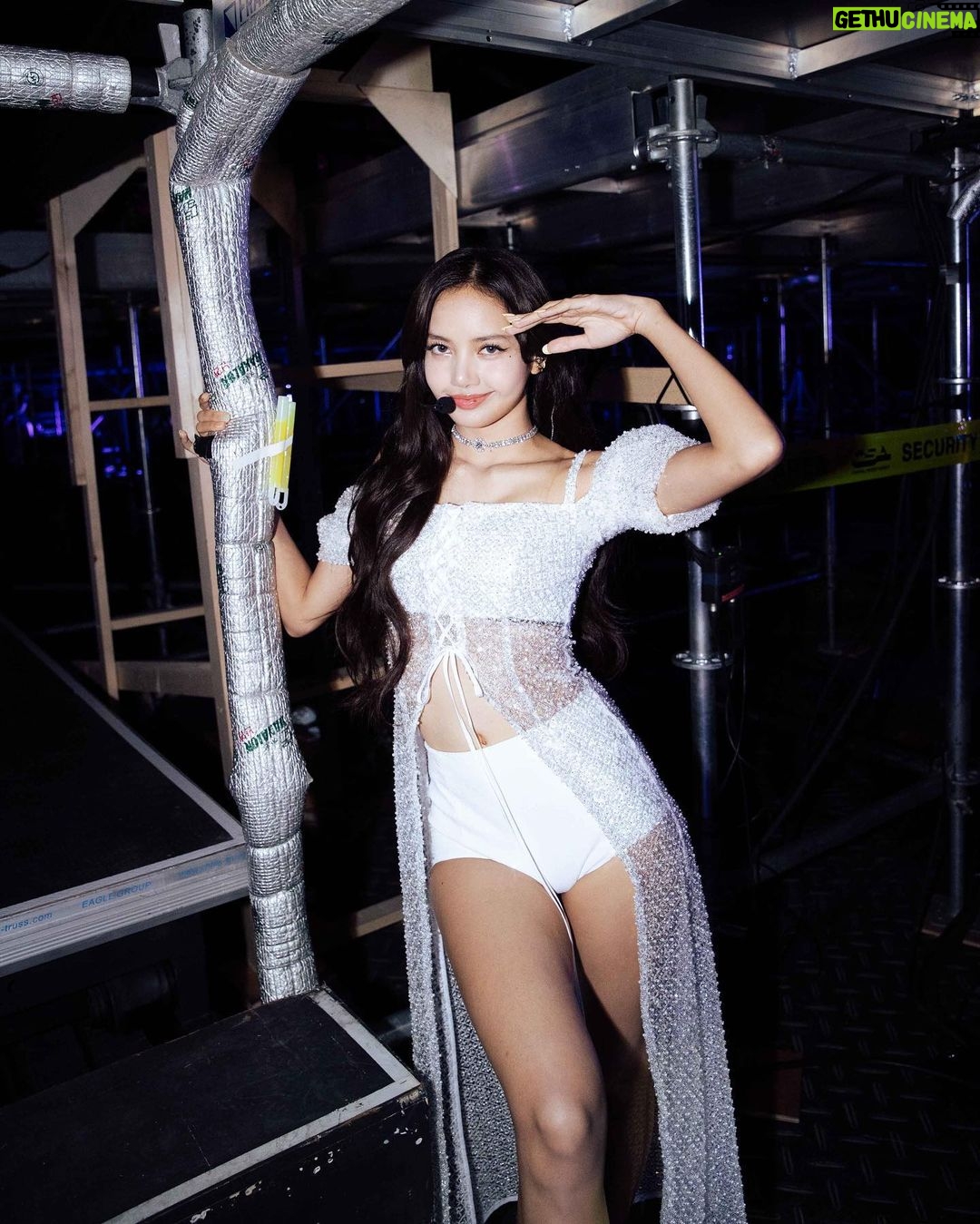 Lisa Instagram - 사랑스러운 우리 블링꾸들! 이번 월드투어를 멋지게 함께 끝내줘서 고마워요~ 블링크에게 하고 싶은 말도 하고 같이 눈물도 흘리고 너무 아름답고 소중한 순간이었어요. 투어내내 정말 행복한 시간을 보냈어요. 많이 사랑해요🤍