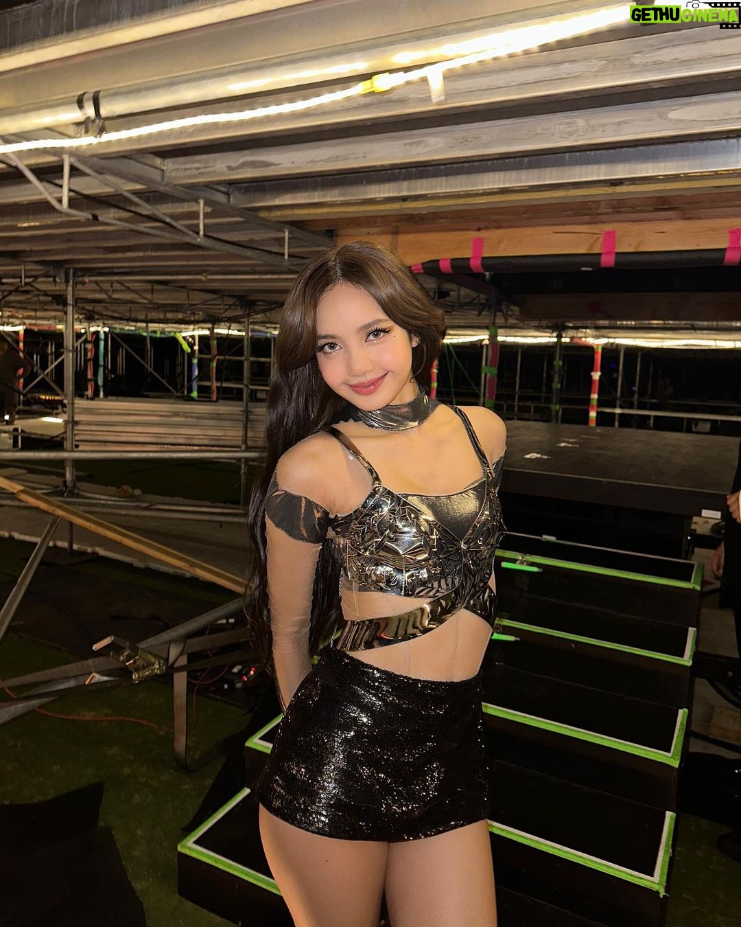 Lisa Instagram - Whats good LA!! What a sweet ending to our US encore tour🥰 Thank you for having us back. Love you guys!💖
