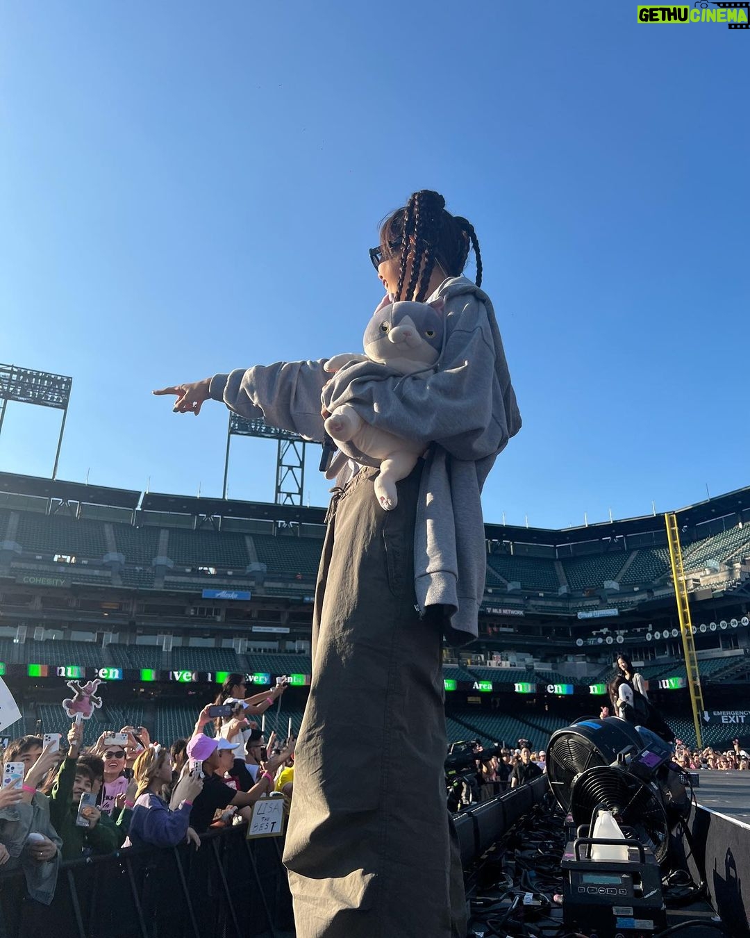 Lisa Instagram - Really happy to meet SF Blinks for the first time💓 sad I didn’t get to see Karl the fog this time tho