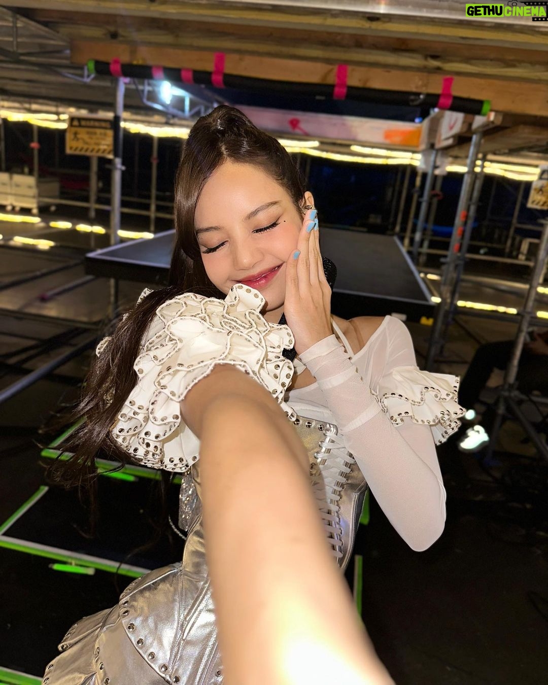 Lisa Instagram - Las Vegas! First time performing here in this vibrant city and your energy was insane🔥Vegas Blinks know how to party🤘🏻