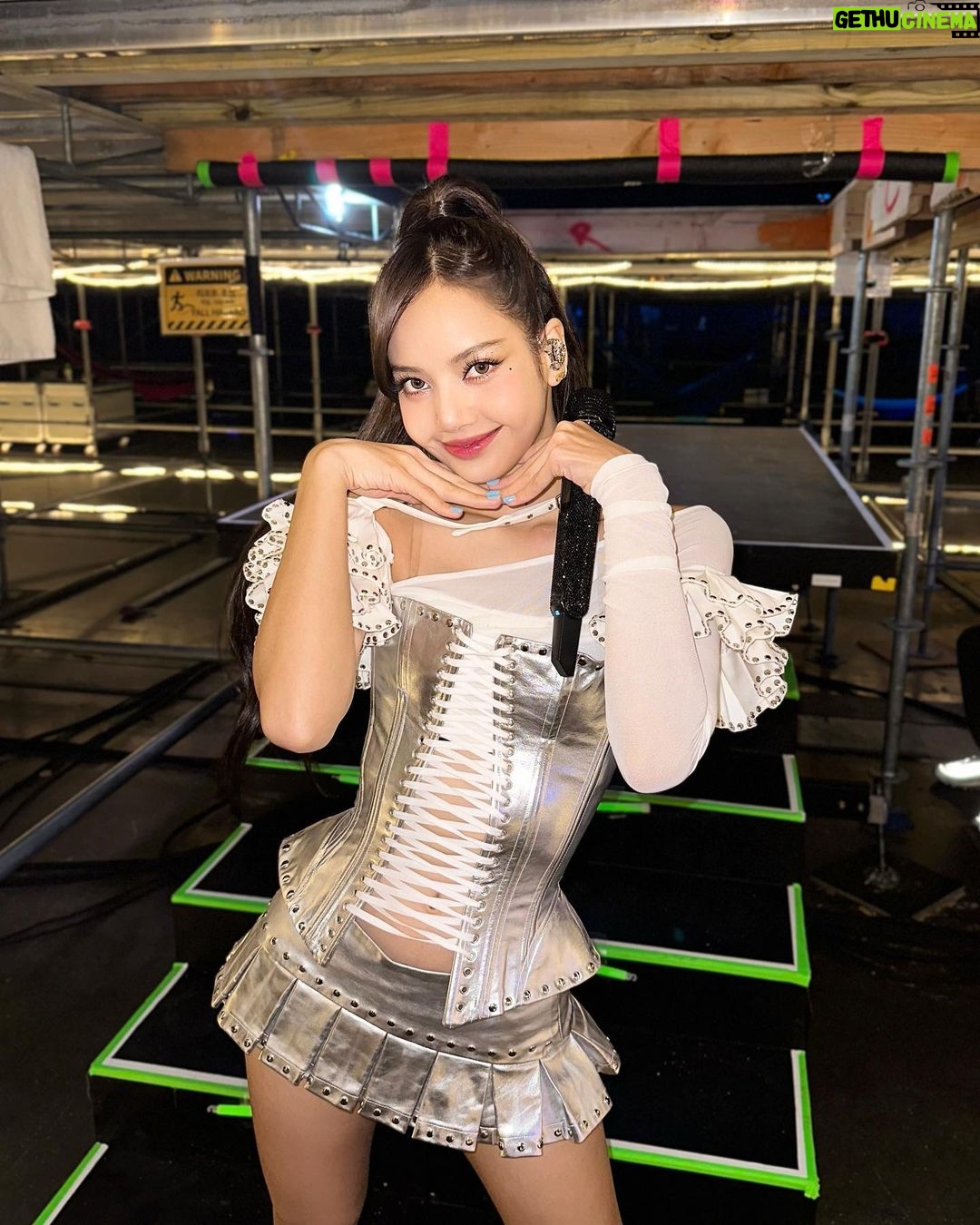 Lisa Instagram - Las Vegas! First time performing here in this vibrant city and your energy was insane🔥Vegas Blinks know how to party🤘🏻