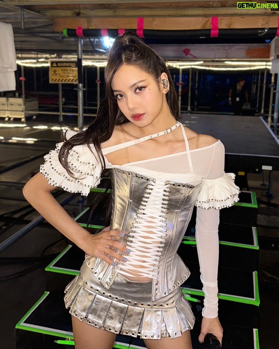 Lisa Instagram - Las Vegas! First time performing here in this vibrant city and your energy was insane🔥Vegas Blinks know how to party🤘🏻