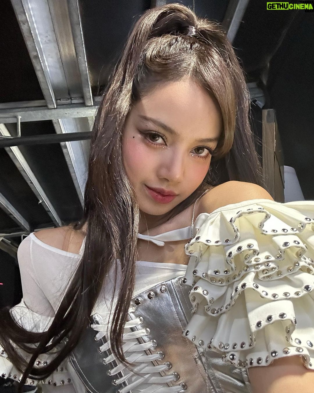 Lisa Instagram - Las Vegas! First time performing here in this vibrant city and your energy was insane🔥Vegas Blinks know how to party🤘🏻