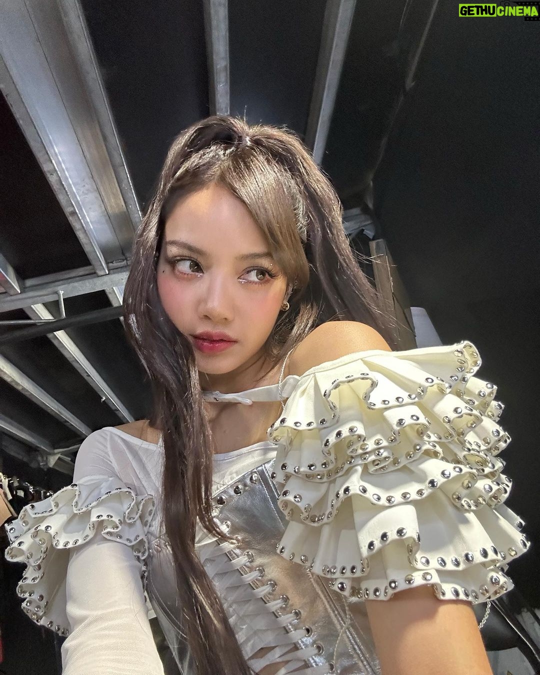 Lisa Instagram - Las Vegas! First time performing here in this vibrant city and your energy was insane🔥Vegas Blinks know how to party🤘🏻