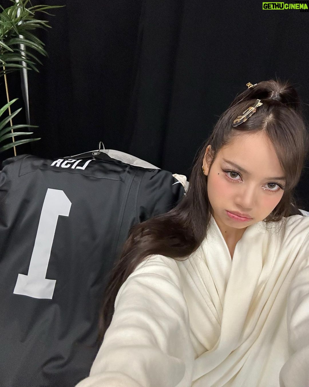 Lisa Instagram - Las Vegas! First time performing here in this vibrant city and your energy was insane🔥Vegas Blinks know how to party🤘🏻