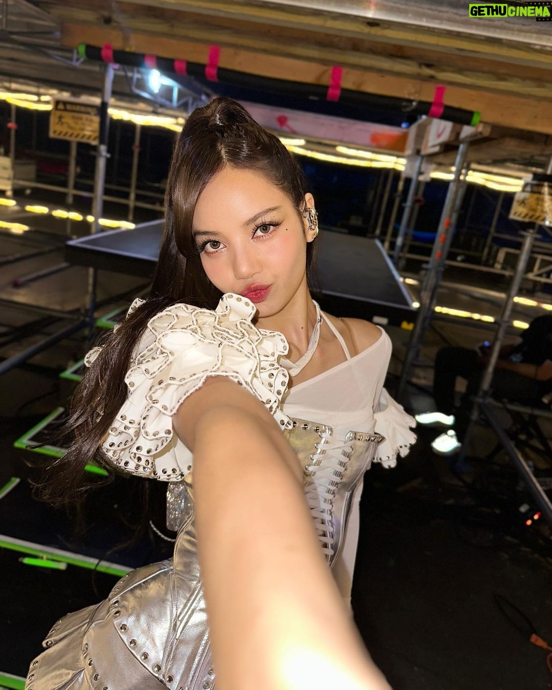 Lisa Instagram - Las Vegas! First time performing here in this vibrant city and your energy was insane🔥Vegas Blinks know how to party🤘🏻