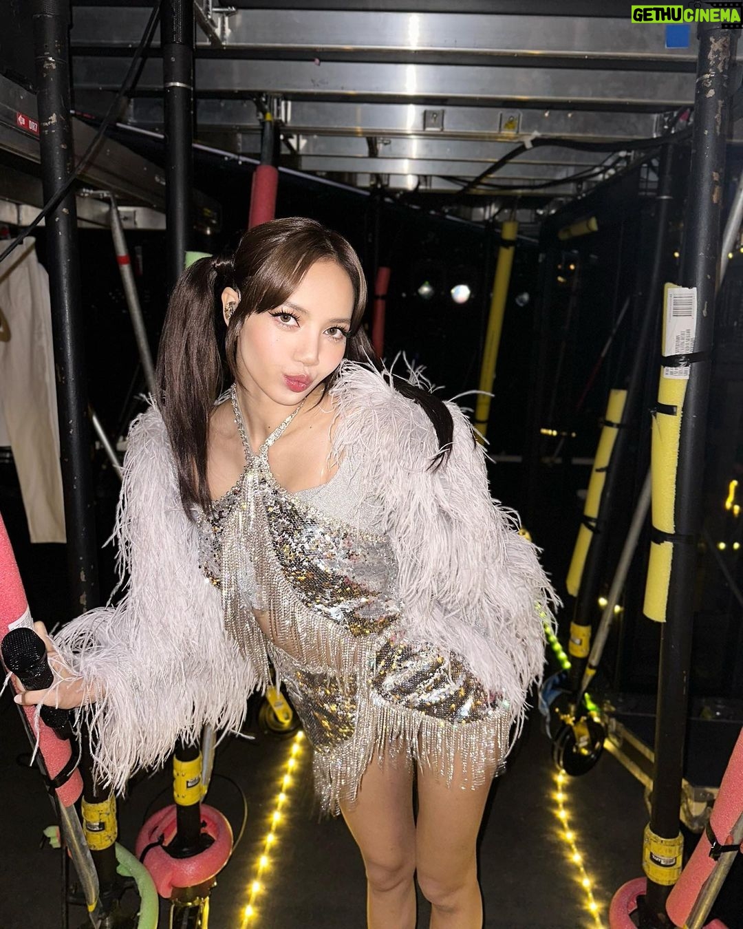 Lisa Instagram - I will not forget how much fun i had in Sydney! Love you all my Aussie blinksđź’— BLACKPINK! BLACKPINK! BLACKPINK!