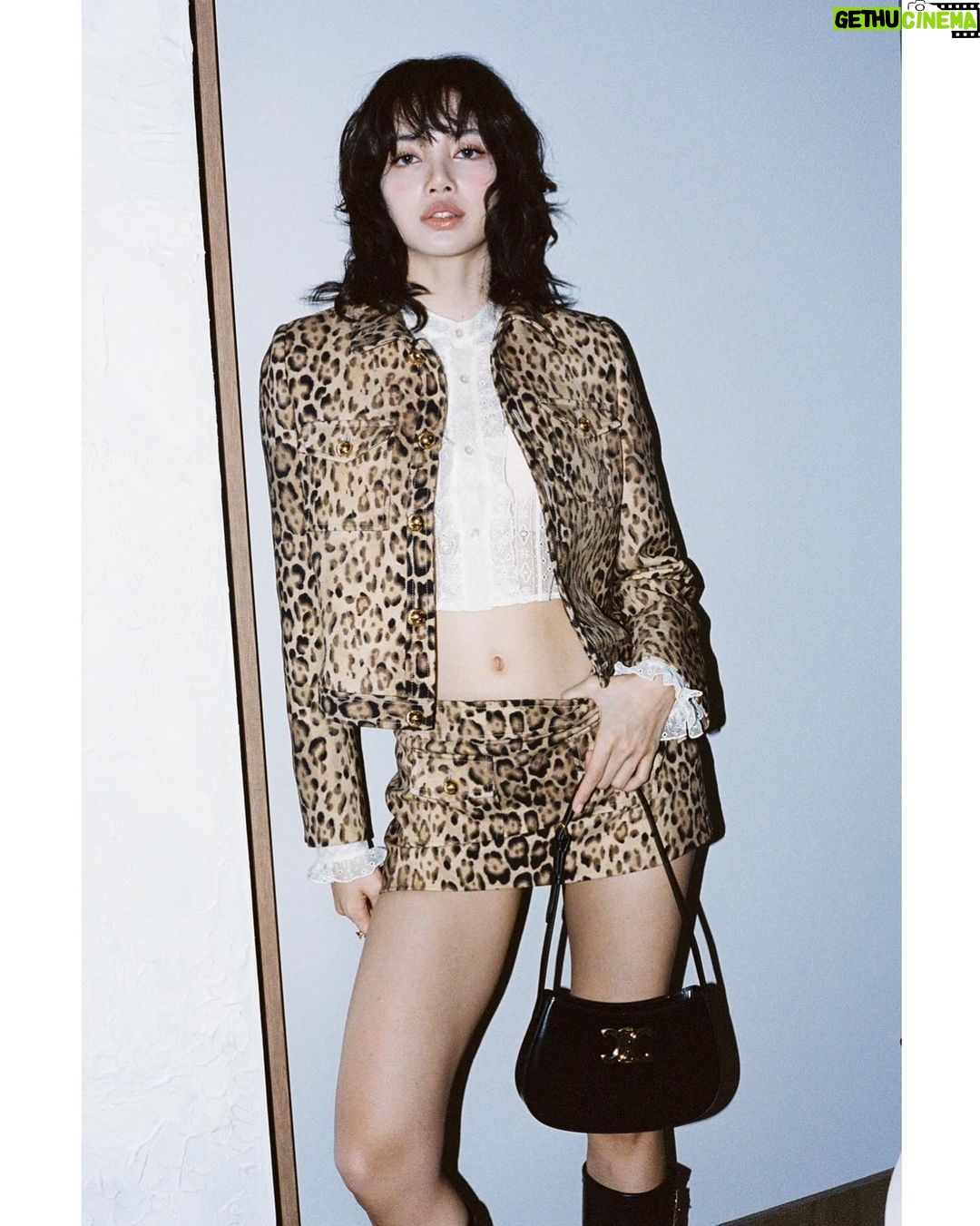 Lisa Instagram - ขอบคุณทุกคนที่มาเจอหนูในงาน @celine store re-opening event ที่ siam paragon นะคะ 🤎