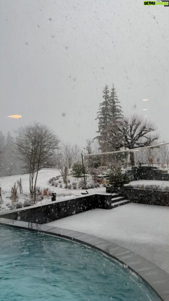 Lisa Haydon Instagram - and it finally snowed on new year eve🤍❄️🤍