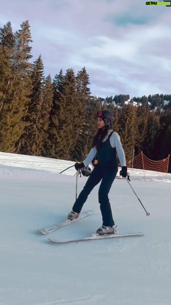 Lisa Haydon Instagram - Natural high🤍⛄️⛷️. ”For ever since the world was created, people have seen the earth and sky. Through everything God made, they can clearly see his invisible qualities—his eternal power and divine nature.“ ‭‭Romans‬ ‭1‬:‭20‬