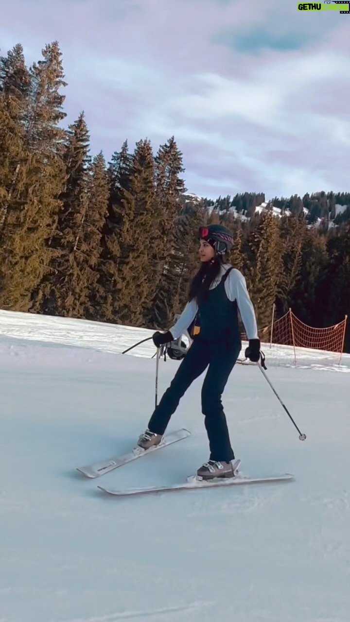 Lisa Haydon Instagram - Natural high🤍⛄️⛷️. ”For ever since the world was created, people have seen the earth and sky. Through everything God made, they can clearly see his invisible qualities—his eternal power and divine nature.“ â€â€Romans‬ â€1‬:â€20‬