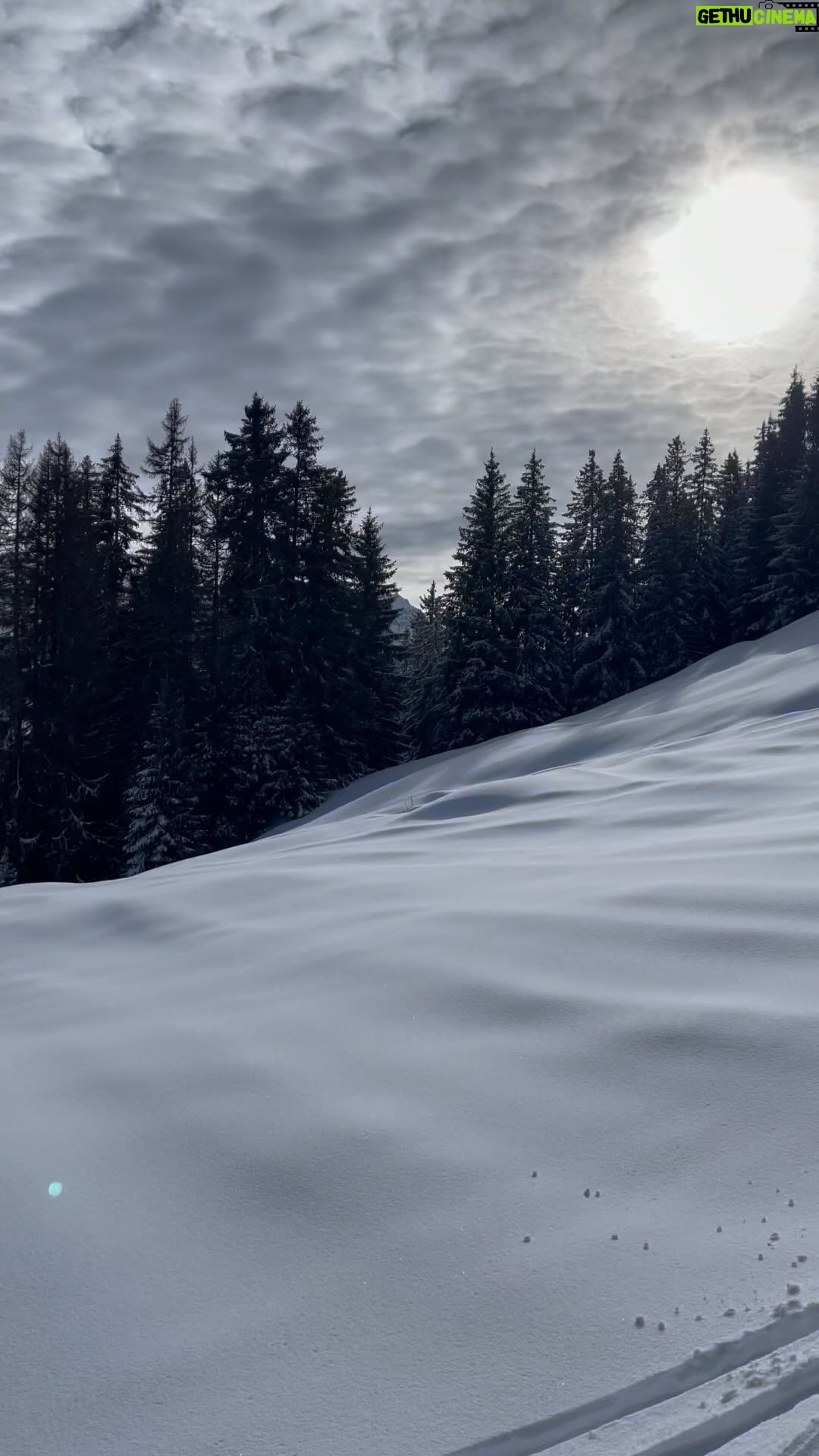 Lisa Haydon Instagram - P O W D E R 🤍🤍🤍🤍 can’t get over these ⛰️ and this song was the soundtrack to all our ski mornings with our ⛷️ teacher @kon_alexandrakis