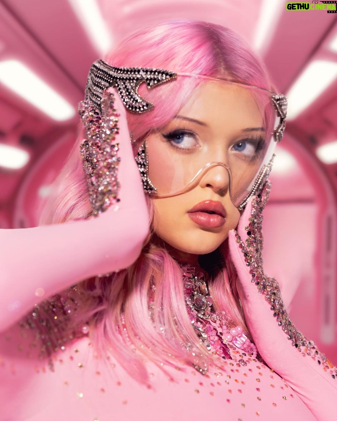 Loren Gray Instagram - halloweek day 4 - astronaut barbie 💫