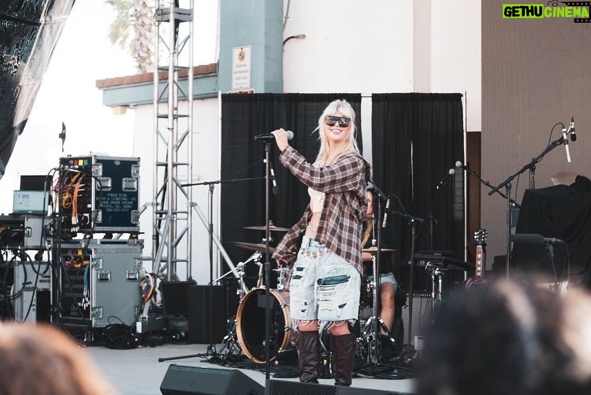 Loren Gray Instagram - thank u @supergirlpro for having me & thank u to my lovely band. ur the best there is. the coolest time with the best people <3 📷 @j1madr