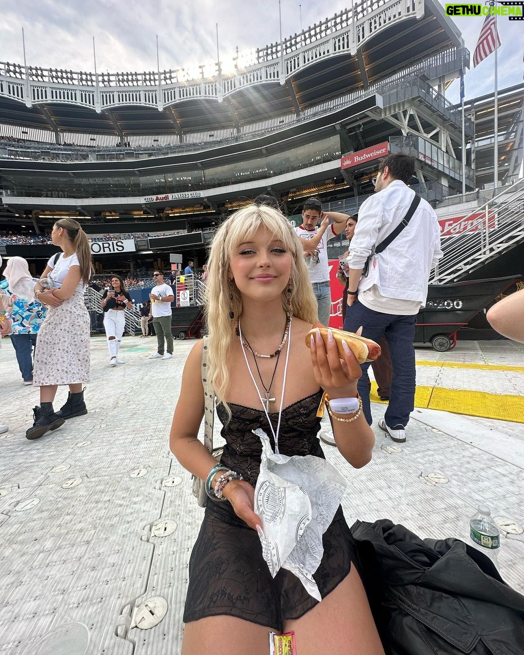 Loren Gray Instagram - the best time ever @jonasbrothers @livenation #thetour #livenationpartner