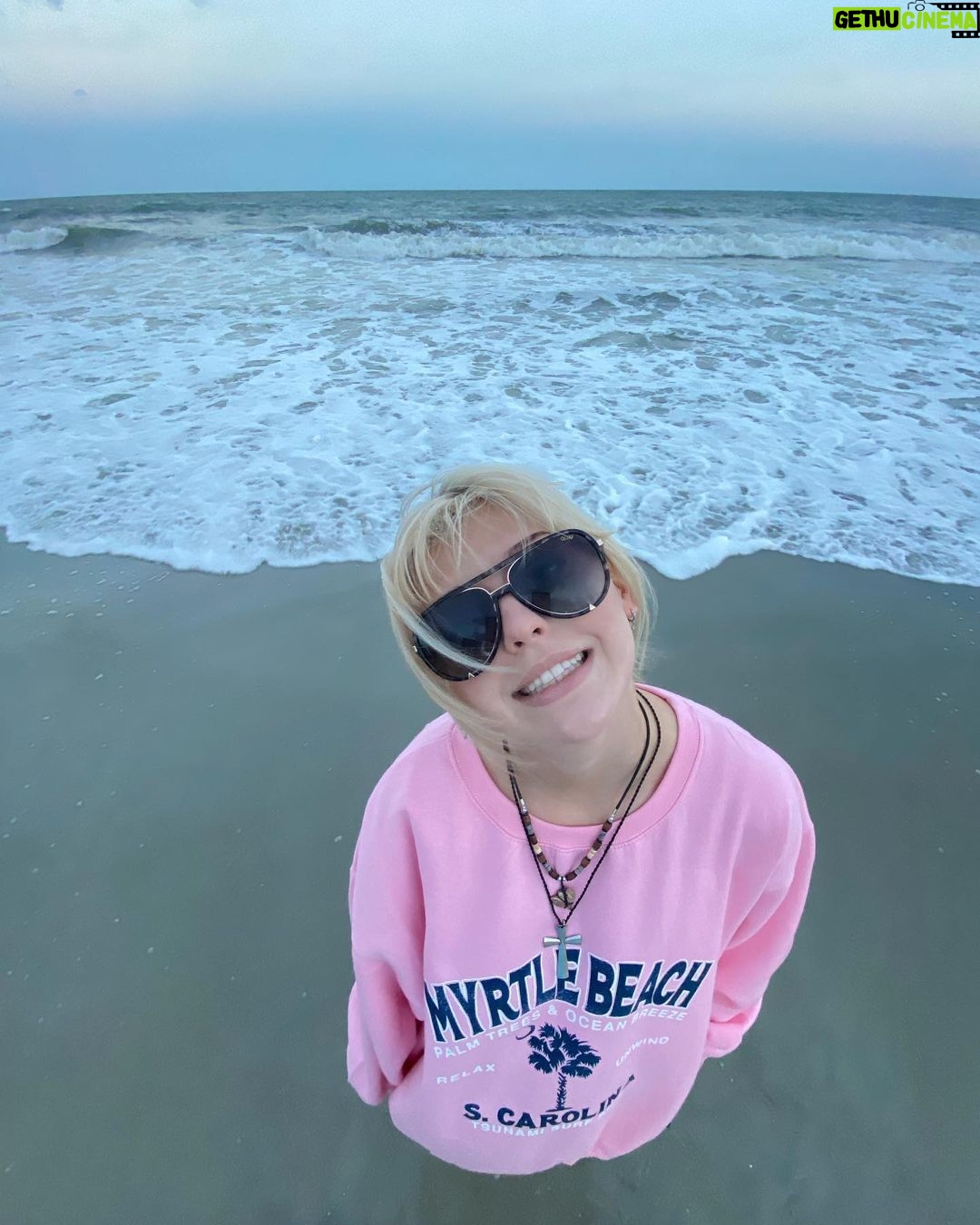 Loren Gray Instagram - carolina oh how i love u. reminder to take some time to slow down and live ♡ life moves so quickly it’s easy to miss it.