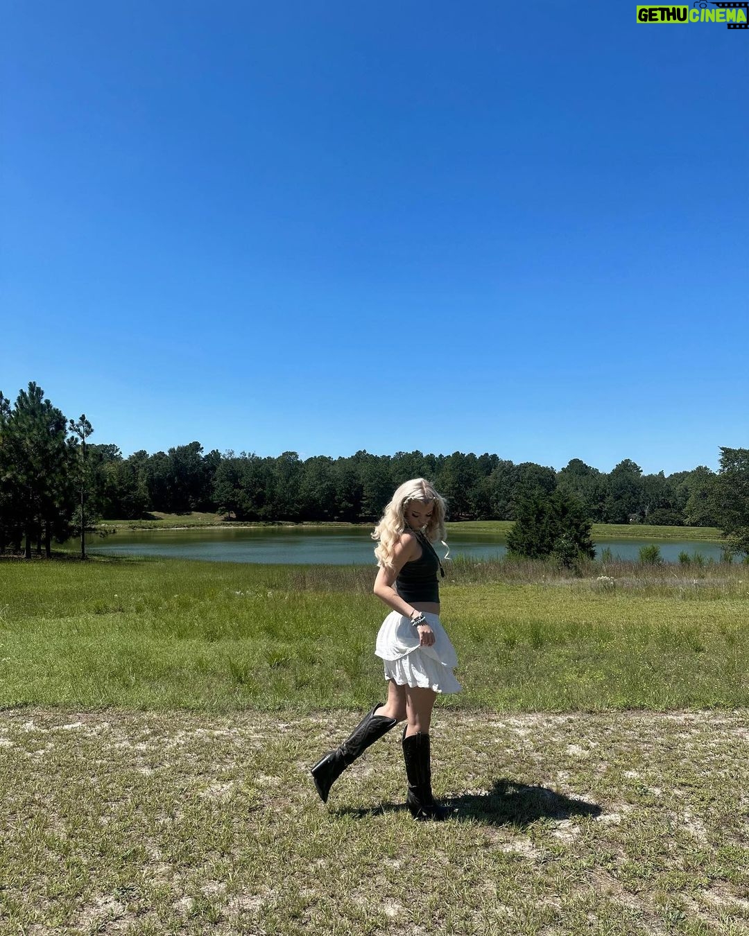 Loren Gray Instagram - carolina oh how i love u. reminder to take some time to slow down and live ♡ life moves so quickly it’s easy to miss it.
