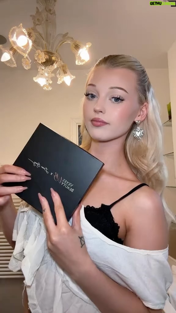 Loren Gray Instagram - my black friday look with the DIY lash kit, get your own @veyesbeauty_us. use ‘loren’ for 15% off!! ✨ #veyesbeauty #virallashkit #blackfriday #blackfridaylash #diylashkit #clusterlash