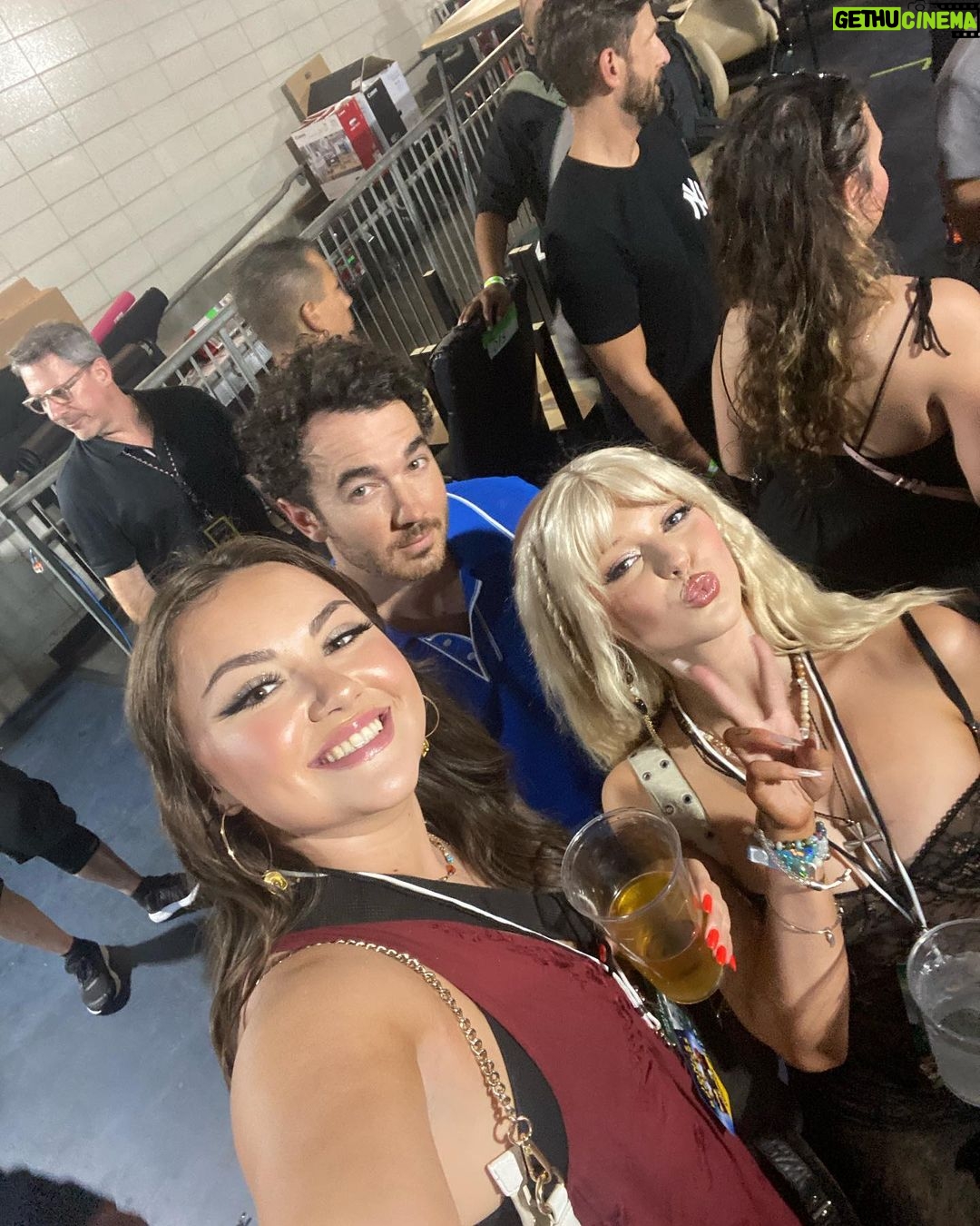 Loren Gray Instagram - the best time ever @jonasbrothers @livenation #thetour #livenationpartner