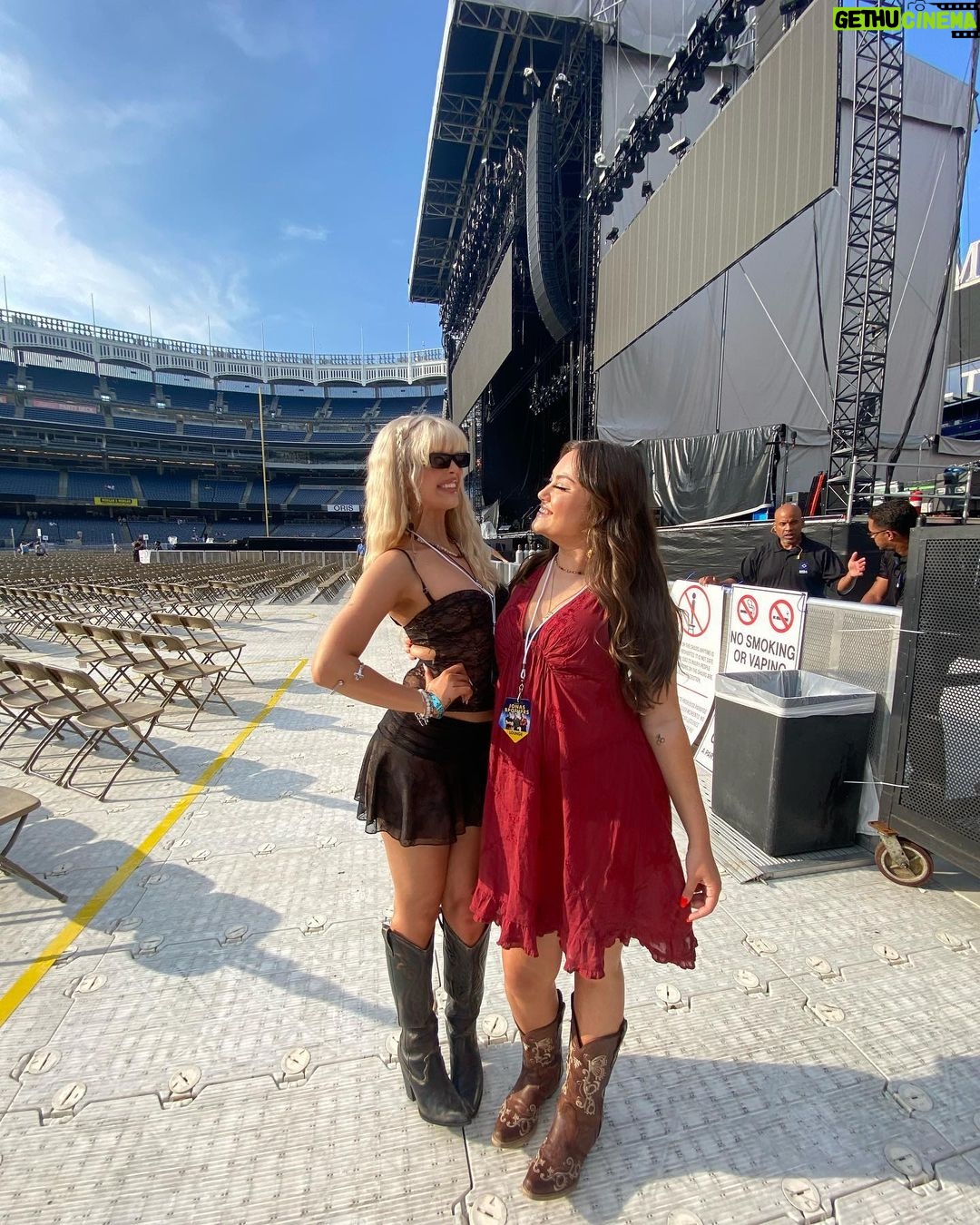 Loren Gray Instagram - the best time ever @jonasbrothers @livenation #thetour #livenationpartner