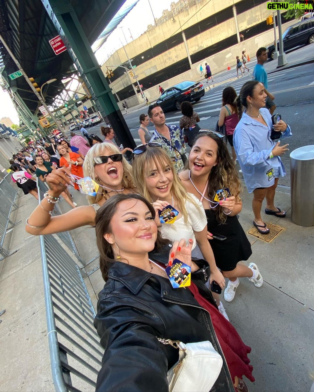 Loren Gray Instagram - the best time ever @jonasbrothers @livenation #thetour #livenationpartner