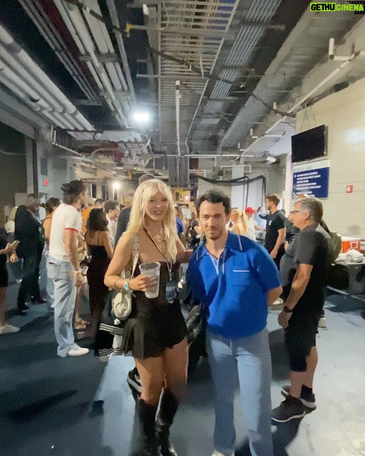Loren Gray Instagram - the best time ever @jonasbrothers @livenation #thetour #livenationpartner