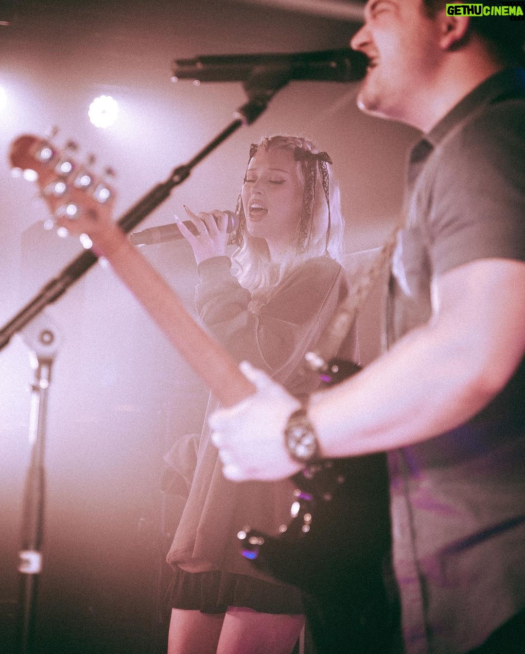 Loren Gray Instagram - wow . tonight is the last night of tour. so overwhelmed with emotion. never want to leave. yesterday played a sold out show at the stone pony. iconic. pittsburgh i’ll see u soon (,: