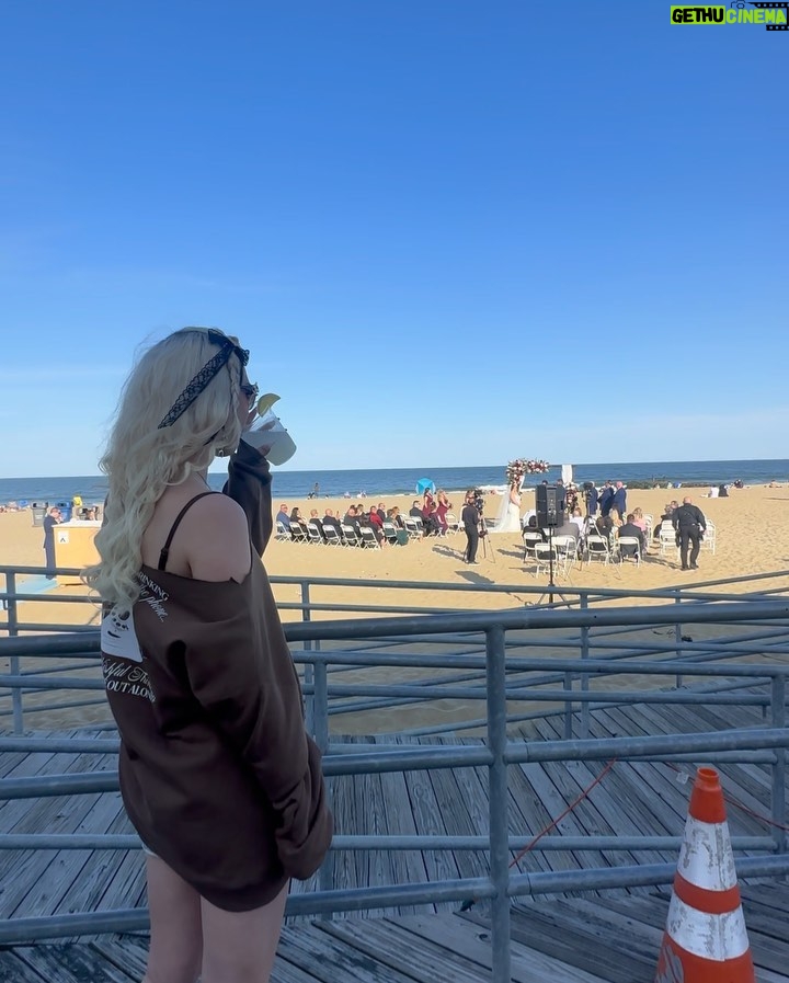 Loren Gray Instagram - wow . tonight is the last night of tour. so overwhelmed with emotion. never want to leave. yesterday played a sold out show at the stone pony. iconic. pittsburgh i’ll see u soon (,: