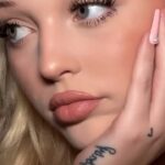 Loren Gray Instagram - soooo excited about my collaboration with veyes beauty DIY eyelash extension kit. get your own with the link in bio and use “loren” for 15% off! #veyesbeauty #virallashkit #tiktokblackfriday #diylashkit