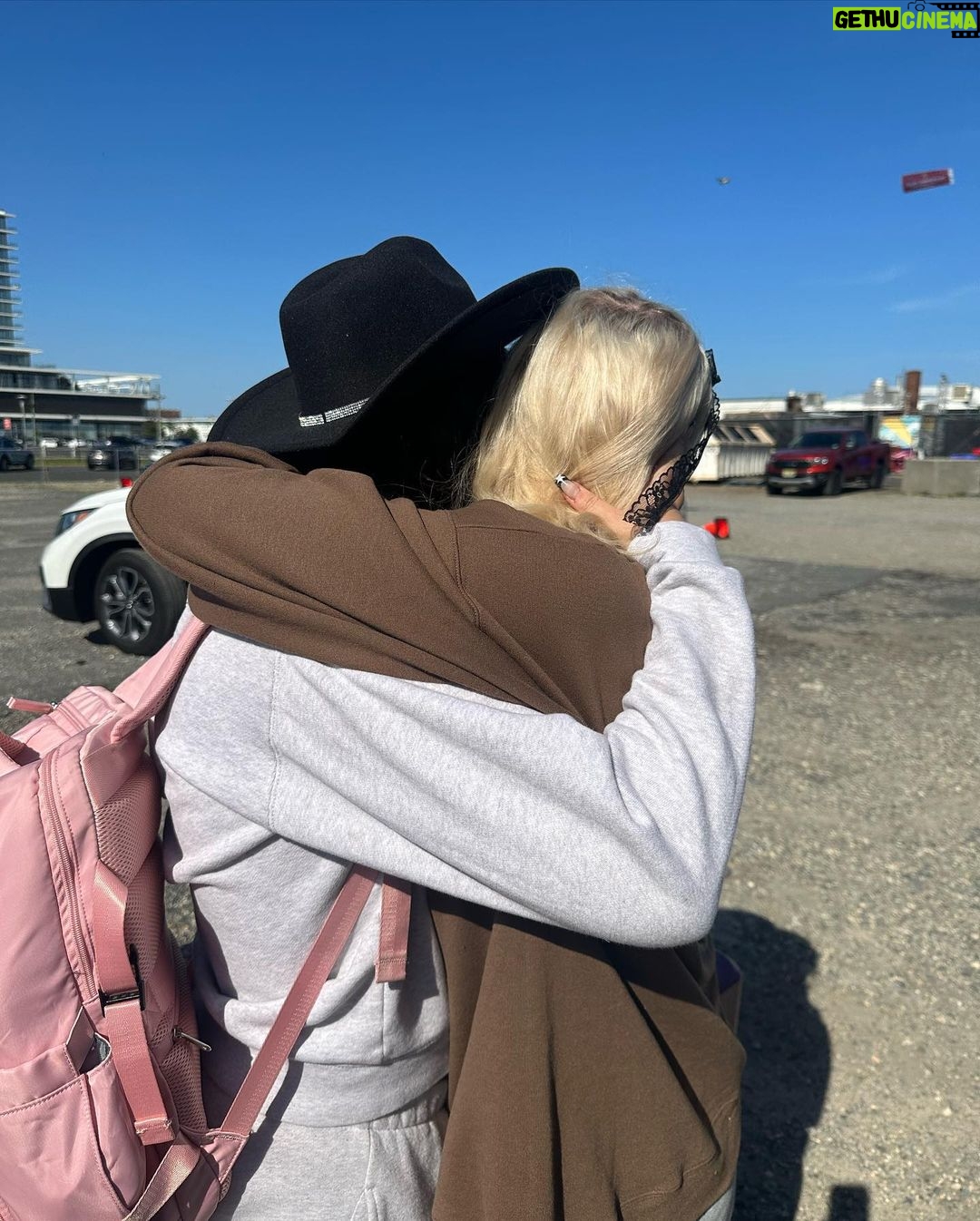 Loren Gray Instagram - wow . tonight is the last night of tour. so overwhelmed with emotion. never want to leave. yesterday played a sold out show at the stone pony. iconic. pittsburgh i’ll see u soon (,: