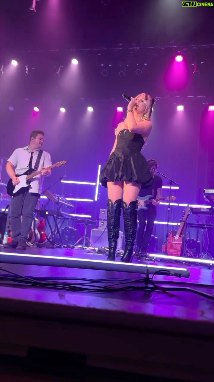 Loren Gray - 41.5K Likes - feelings (can I be honest) by @hunterhayes featuring me is out now!
i’m so honored to be a part of this track. working with hunter and supporting him on tour has been such a dream. so blessed to be here ♡