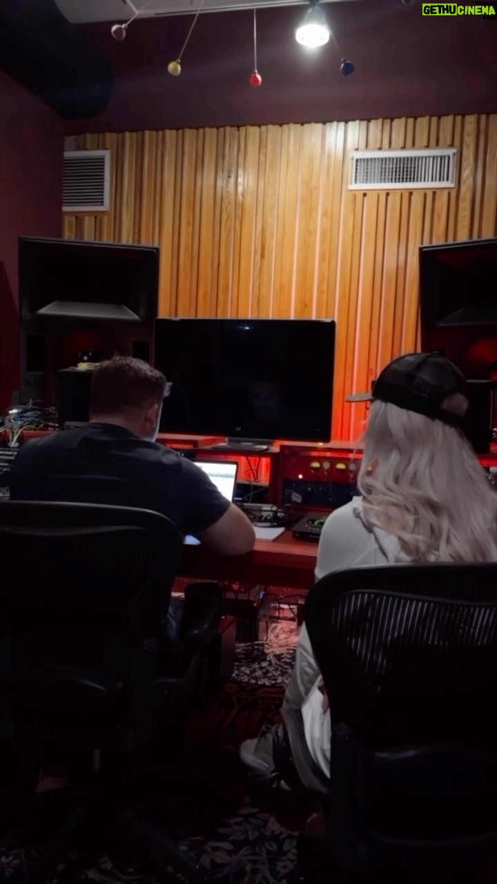 Loren Gray - 13.8K Likes - secret is outttt! so very excited to tell y’all that Feelings (Can I Be Honest?) remix featuring me comes out this Thursday !! @hunterhayes ☁️ ur the very best.