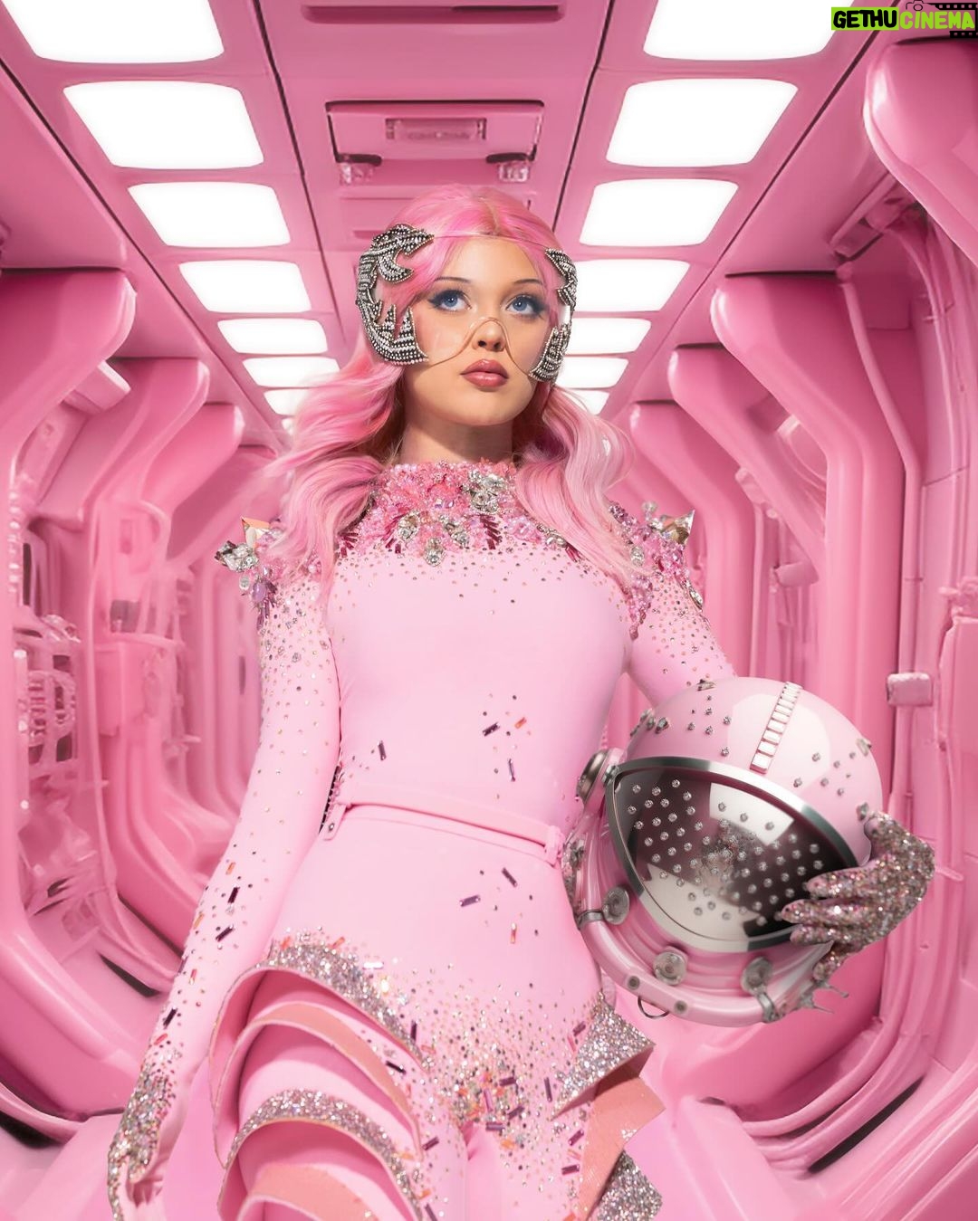 Loren Gray Instagram - halloweek day 4 - astronaut barbie 💫