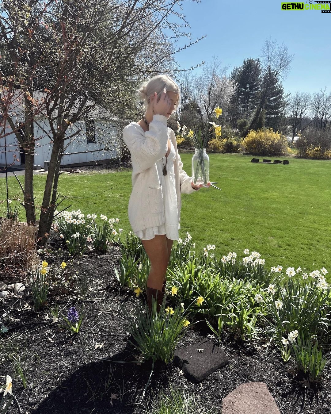 Loren Gray Instagram - happy easter my lovelies 🍓 swipe for a surprise 🐰 🌷