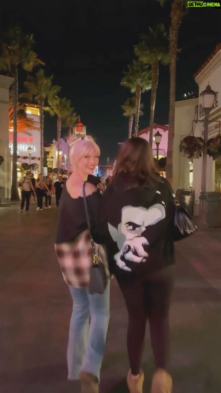 Loren Gray Instagram - spooky season has begun. thank u for having us @HorrorNights @UniStudios #universalhhn