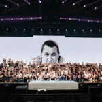 Lorie Pester Instagram - Une sacrée bande d’Enfoirés… Il faut toutes ces personnes pour faire un concert des enfoirés. Nous les artistes on est sur scène, vous nous voyez, mais il y a plein de personnes derrière qui sont indispensable pour ce spectacle. Que ce soit l’équipe mise en scène, l’équipe du son, l’équipé des costumes, l’équipe des décors, l’équipe vidéo, l’équipe caméra, l’équipe production, l’équipe organisation, logistique, l’équipe maquillage, coiffure et je suis sure que j’en oublie, désolée… Merci à tous d’être toujours là pour cette belle cause. C’est beau. Vous m’avez trouvé ? 😉 @enfoiresofficiel 📷: @sylviegrosbois Lyon Halle Tony Garnier