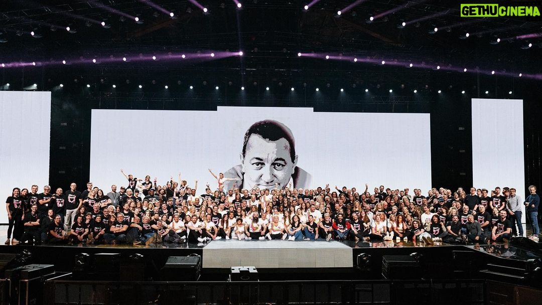 Lorie Pester Instagram - Une sacrée bande d’Enfoirés… Il faut toutes ces personnes pour faire un concert des enfoirés. Nous les artistes on est sur scène, vous nous voyez, mais il y a plein de personnes derrière qui sont indispensable pour ce spectacle. Que ce soit l’équipe mise en scène, l’équipe du son, l’équipé des costumes, l’équipe des décors, l’équipe vidéo, l’équipe caméra, l’équipe production, l’équipe organisation, logistique, l’équipe maquillage, coiffure et je suis sure que j’en oublie, désolée… Merci à tous d’être toujours là pour cette belle cause. C’est beau. Vous m’avez trouvé ? 😉 @enfoiresofficiel 📷: @sylviegrosbois Lyon Halle Tony Garnier
