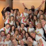 Lorie Pester Instagram – Photo de tous les enfoirés après les deux concerts du dimanche. 
C’est ma 22 ème année. Et quelle joie de retrouver à chaque fois cette troupe. 
En 22 ans je l’ai vu évoluer. Certains sont partis pour laisser leur place à des petits nouveaux… mais notre point commun à tous: Être là, en faisant ce que nous savons faire de mieux, pour aider les personnes qui en ont besoin. 
Un dvd acheté c’est 17 repas. 
Alors n’oubliez pas: 
ON COMPTE SUR VOUS ! 💙
#partage #famille #enfoires2022 #concert #live @enfoiresofficiel Lyon Halle Tony Garnier