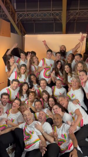 Lorie Pester Instagram - Photo de tous les enfoirés après les deux concerts du dimanche. 
C’est ma 22 ème année. Et quelle joie de retrouver à chaque fois cette troupe. 
En 22 ans je l’ai vu évoluer. Certains sont partis pour laisser leur place à des petits nouveaux… mais notre point commun à tous: Être là, en faisant ce que nous savons faire de mieux, pour aider les personnes qui en ont besoin. 
Un dvd acheté c’est 17 repas. 
Alors n’oubliez pas: 
ON COMPTE SUR VOUS ! 💙
#partage #famille #enfoires2022 #concert #live @enfoiresofficiel