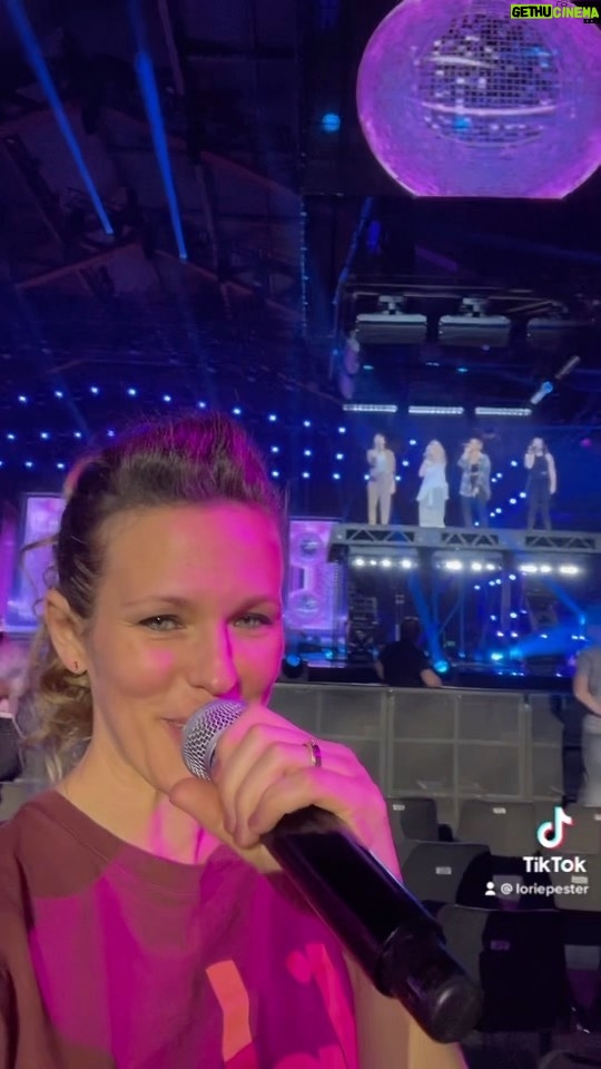 Lorie Pester Instagram - Un petit aperçu de la journée d’hier. Je dis bien « petit » car je n’ai pas pu tout filmer et il s’en est passé des choses. Hier c’était notre premier show. On était très content de retrouver le public qui nous avait manqué. Merci d’être toujours là avec nous pour cette belle cause. Lyon Halle Tony Garnier
