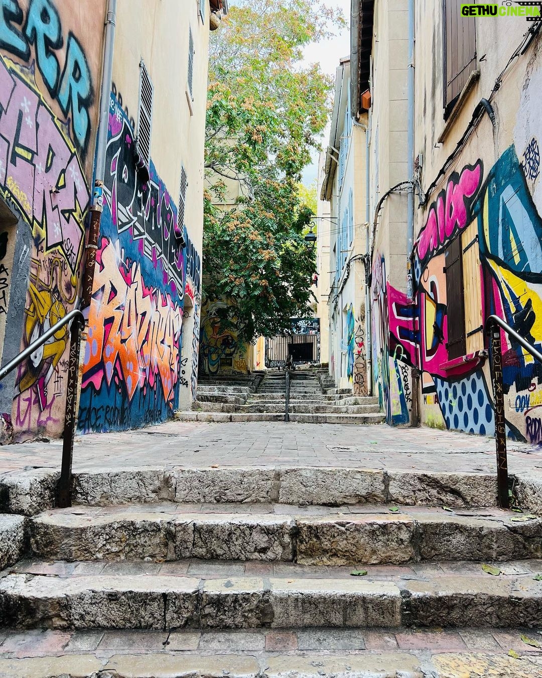 Lorie Pester Instagram - Hier j’étais off, j’ai pu aller me promener dans le quartier Le panier et au MUCEM… Vous me conseillez d’aller me promener où pour mon prochain jour off ? @villemarseille #marseille @mucem_officiel Marseille (13)
