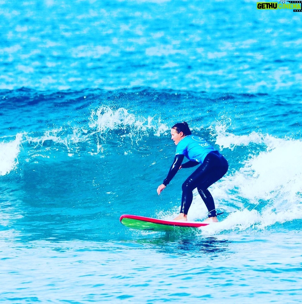 Lorie Pester Instagram - Hâte de retrouver les vagues !!! 🌊 Et vous vous allez pouvoir partir un peu en vacances ? Où ça ? ☀️