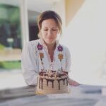 Lorie Pester Instagram – Une super semaine … 
Qui a commencé avec un 4 ayant pris la place du 3 quand je me suis réveillée le lundi matin…, une danse endiablée dans la salle de bain, des magnifiques fleurs, des messages tendres remplis d’amour, des smileys « gateau anniversaire » et « bouteille de champagne » un live super sympa, des rdv pro, ma fille qui assiste à sa première pièce de théâtre, (et bien évidement elle n’a pas résisté quand la comédienne a demandé aux enfants du premier rang de monter sur scène…😏), des selfies pas coiffée, un super beau et bon gâteau partagé avec ma famille, plein de photos dont une pensive devant ce délicieux gâteau… 
A quoi je pense? Je ne sais plus. Peut être à cette merveilleuse vie qui dure depuis 40 ans avec ces hauts et ces bas, mais merveilleuse quand même. Voilà mon bilan des 40 ans. #merci la vie! 💖 Paris, France