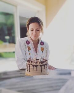 Lorie Pester Instagram - Une super semaine … Qui a commencé avec un 4 ayant pris la place du 3 quand je me suis réveillée le lundi matin…, une danse endiablée dans la salle de bain, des magnifiques fleurs, des messages tendres remplis d’amour, des smileys « gateau anniversaire » et « bouteille de champagne » un live super sympa, des rdv pro, ma fille qui assiste à sa première pièce de théâtre, (et bien évidement elle n’a pas résisté quand la comédienne a demandé aux enfants du premier rang de monter sur scène…😏), des selfies pas coiffée, un super beau et bon gâteau partagé avec ma famille, plein de photos dont une pensive devant ce délicieux gâteau… A quoi je pense? Je ne sais plus. Peut être à cette merveilleuse vie qui dure depuis 40 ans avec ces hauts et ces bas, mais merveilleuse quand même. Voilà mon bilan des 40 ans. #merci la vie! 💖 Paris, France