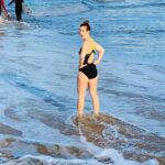 Lorie Pester Instagram - Je vous souhaite une merveilleuse année. Je sens qu’elle va être riche en émotions, rires, joies, partages, défis, challenges… d’ailleurs j’ai déjà gagné ce matin mon premier pari de l’année : me baigner sans combi ! Cette année, je l’attendais avec impatience, il y a que des 2 ! 🍀 Allez c’est parti, on va écrire ce nouveau chapitre 2022 ensemble. 💝 Photo 1: Je mets les pieds dans l’eau… je me rends compte qu’elle n’est pas très chaude… Photo 2 : j’y vais ou j’y vais pas ? Photo 3: je me lance doucement Photo 4: je me lance plus franchement Photo 5: yes baby !!! I did it !!!